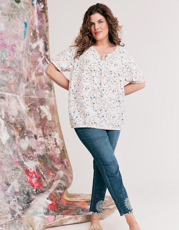 Thea Jeans mit Stickerei, Strass und Ziernieten in Blue Denim | ADLER Mode Onlineshop